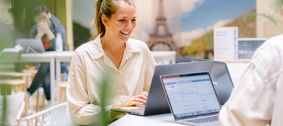 sarah aan het werk achter een laptop