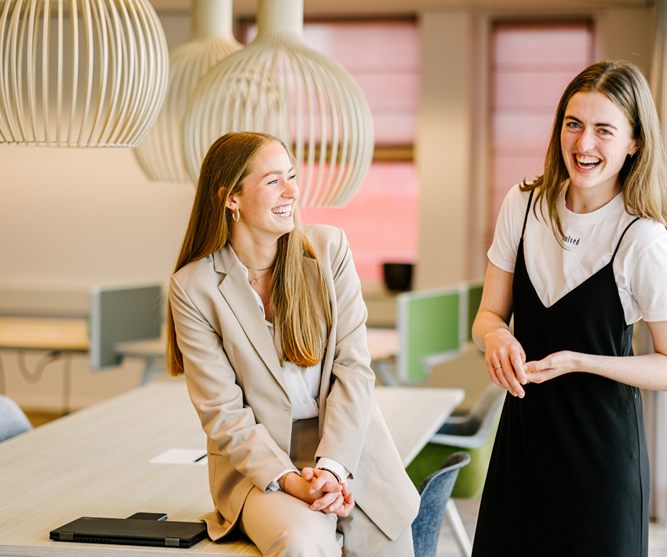 foto collega's bij bureau