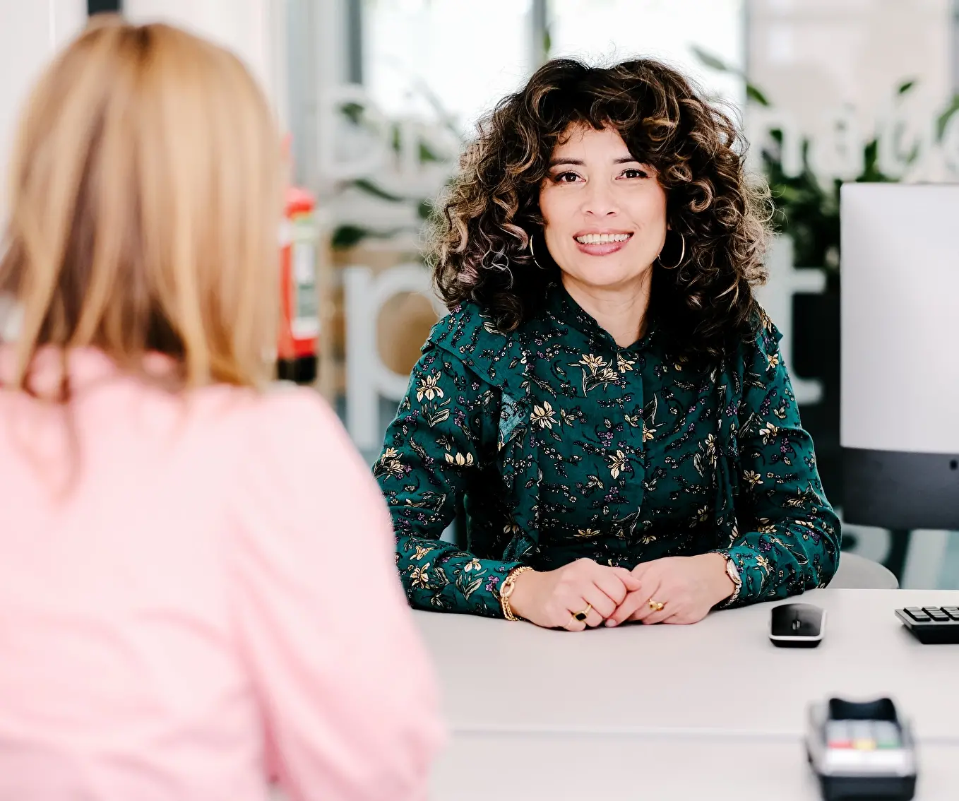 Collega aan tafel