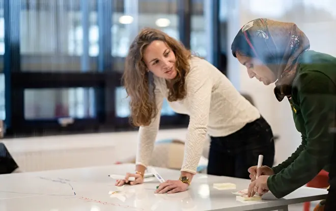 Twee vrouwen aan het brainstormen bij gemeente Meierijstad