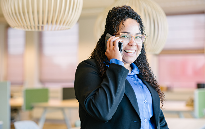 collega met telefoon