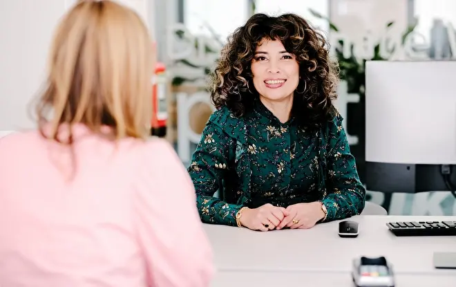 Collega aan tafel